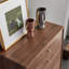 Commode d'appoint simplifiée en forme de trapèze incliné en laiton