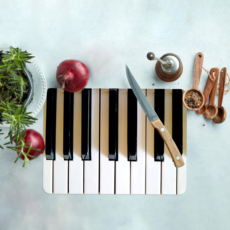 Planche à découper en verre noire et blanche à motif de touches de piano, parfaite pour les mélomanes qui souhaitent ajouter une touche unique à leur décor de cuisine