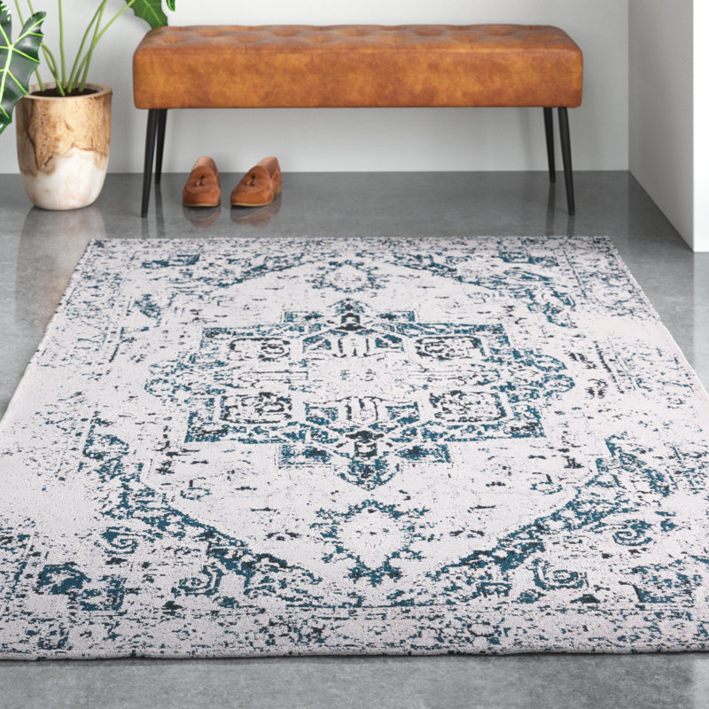 Hunnicutt Oriental Area Rug in Ivory/Blue, Rectangle 4' x 6'