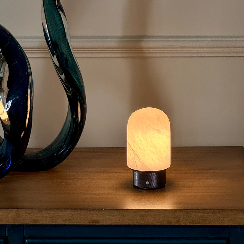 Lampe de table rechargeable moderne en albâtre naturel espagnol avec DEL à intensité variable et sans fil, lampe de chevet en pierre à dôme.