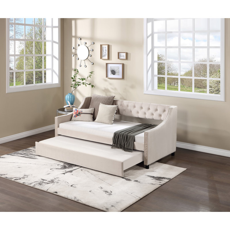 Lit de jour avec couchette rembourrée et capitonnée, avec bouton et clou en cuivre sur les accoudoirs, Beige