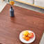 Table basse carrée en panneau de fibres à densité moyenne de couleur noyer - 31,5 po x 31,5 po avec pieds en verre trempé. Autocollant de panneau de densité (table incluse seulement)