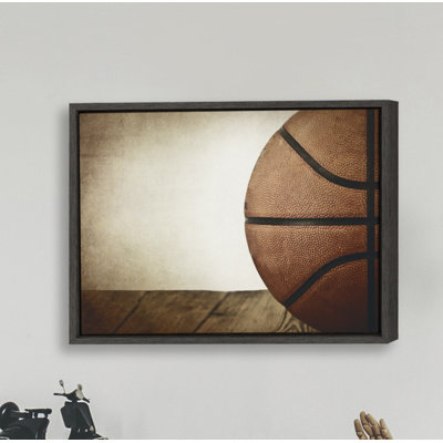 Reproduction d'art sur toile encadrée "Vintage Half Basketball" par Saint and Sailor Studios