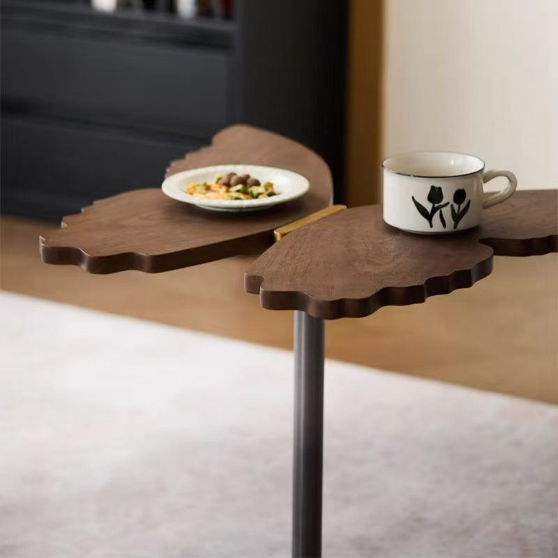 Table d'appoint en forme de papillon, 55 cm (21,7 po), table d'appoint sculpturale moderne avec plateau en noyer et piètement en métal, idéale pour le salon, la chambre ou le canapé.