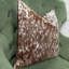 Coussin décoratif en peau de vache authentique Thomas Collection® - brun rougeâtre et blanc