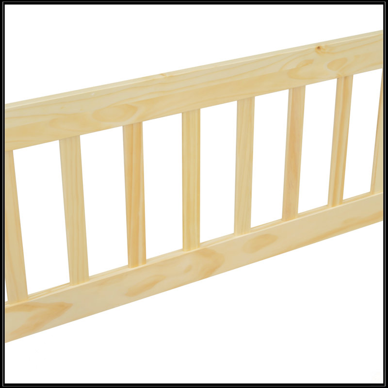 Lit simple en bois en forme de maison avec clôture