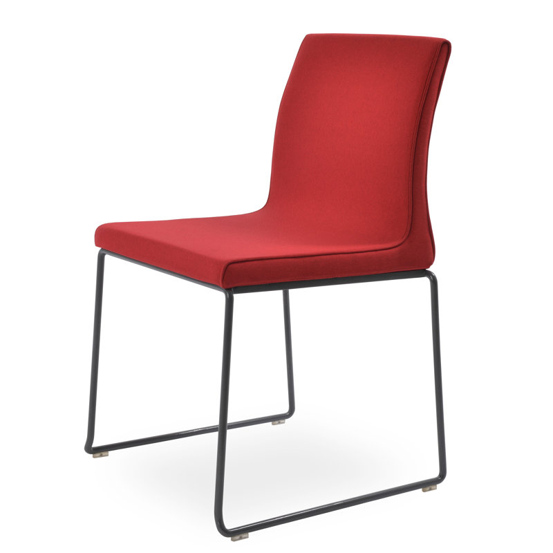 Chaise rembourrée empilable en tissu Polo, Rouge, Noir mat