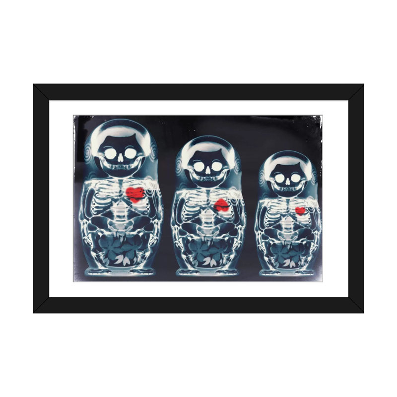 «Nesting Doll», impression sur toile tendue, Blanc, H 24 po x l 32 po x P 1 po, Papier avec cadre noir