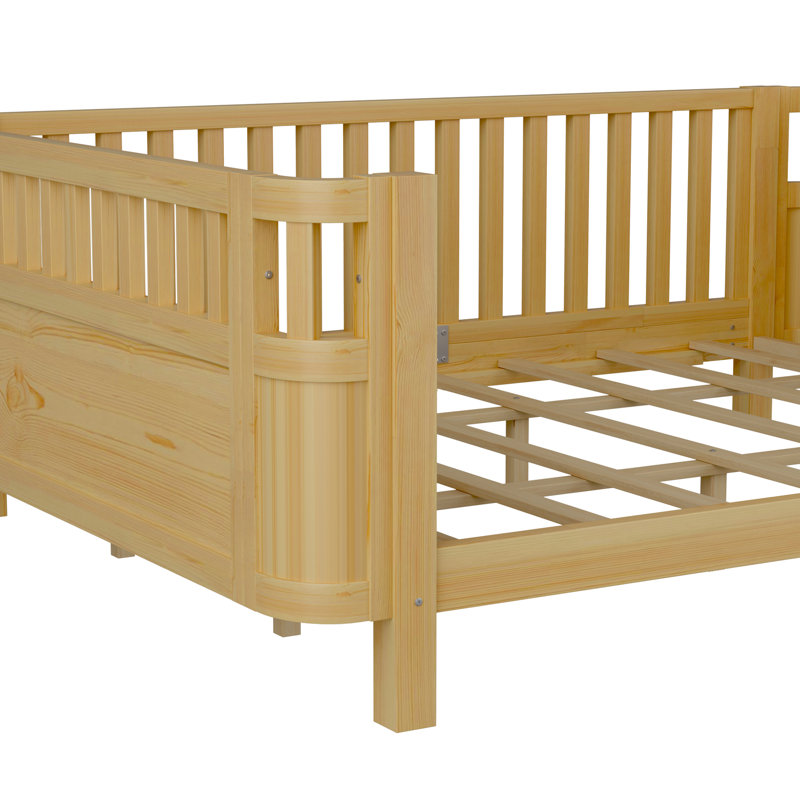 Grand lit plateforme moderne en bois, conception discrète et durable pour les espaces familiaux