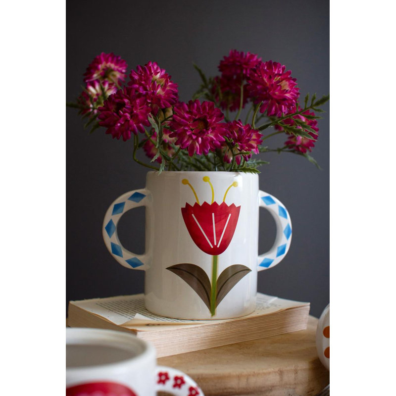 ENSEMBLE DE TROIS VASES À DOUBLE POIGNÉE EN CÉRAMIQUE AVEC FLEURS