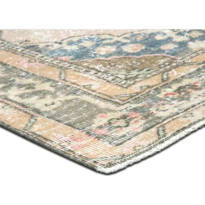 Tapis de couloir unique noué à la main des années 1960 de 4 pi 9 po x 12 pi 6 po en beige / bleu / noir / rouge