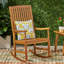 Chaise berçante rustique avec un design traditionnel et un style de mouvement relaxant pour les moments de loisirs en plein air