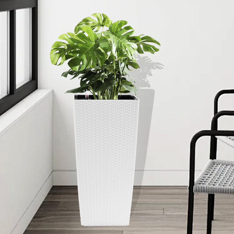 Grande jardinière blanche avec arrosage automatique pour les espaces intérieurs