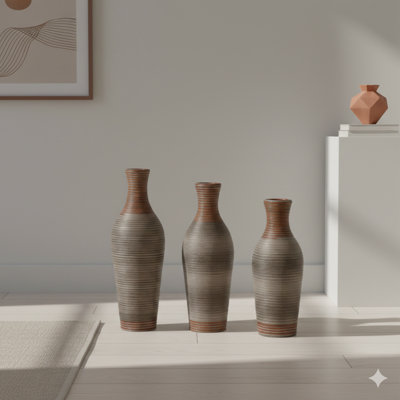 Un ensemble de trois vases de plancher décoratifs bruns fabriqués en rotin de PVC tissé à la main. Ces vases en imitation de rotin entièrement faits à la main, mesurant 28,35, 24,41 et 20,47 pouces de hauteur, complètent le décor de maison de campagne.
