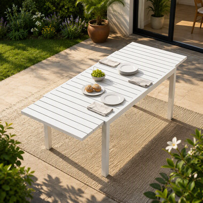 Table de salle à manger extensible pour l'extérieur avec plateau en PEHD résistant aux intempéries et structure en aluminium antirouille pour des rassemblements de patio polyvalents