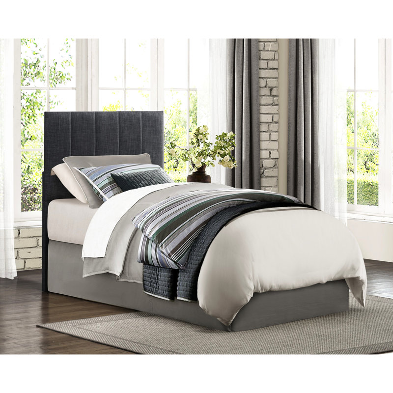 Tête de lit simple de chambre à coucher en tissu gris, ornementé à canal vertical rembourré et tête de lit en bois d'ingénierie recouvert de tissu