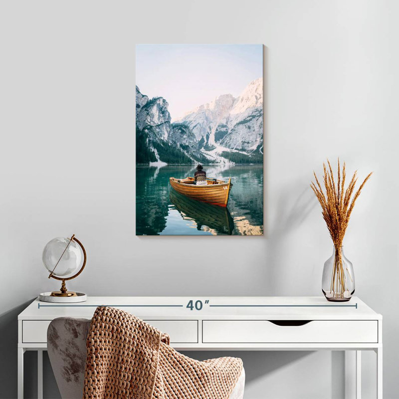 Homme ramant sur un lac, H 24 po x l 16 po