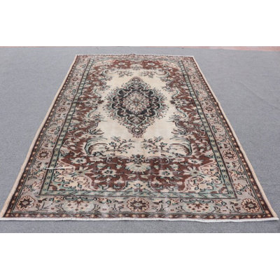 Découvrez ce tapis Oushak turc antique qui s'adaptera parfaitement au plancher de votre salon