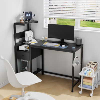 Bureau d'ordinateur moderne avec prise de courant intégrée, station de charge USB et lumières DEL