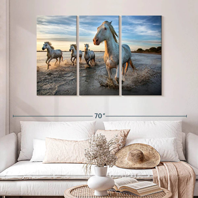 Cheval de Camargue blanc qui court dans l'océan IV, H 32 po x l 50 po