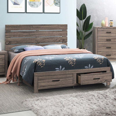Grand lit plateforme avec tête de lit à lattes, deux tiroirs pour un rangement discret et une finition en chêne naturel sur les tiroirs à panneaux en bois, pour une chambre à coucher de style rustique