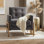 Élégante chaise d'appoint capitonnée avec un confort moelleux et une durabilité commerciale pour une décoration intérieure intemporelle