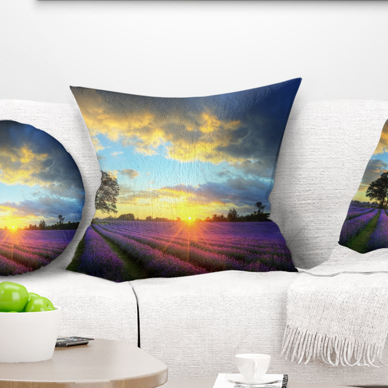 Coussin floral champêtre sur fond de lavande, 18 po x 18 po, Carré