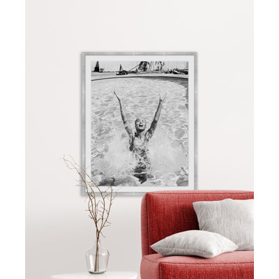 «Femme s'amusant dans la piscine» par Getty Images - Photographie de cadre photo sur papier