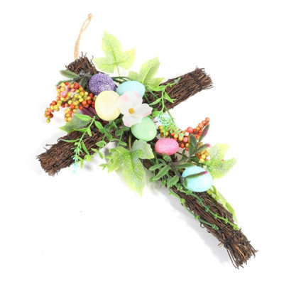 Couronne d'œuf de Pâques coloré avec des feuilles artificielles et des baies