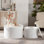 Ensemble de 2 tables basses rondes blanches avec rangement dissimulé - Tables d'appoint modernes en panneau de fibres à densité moyenne ondulées peintes (26,77 po / 19,69 po) pour petits espaces, tables de salon / chambre à coucher entièrement assemblées