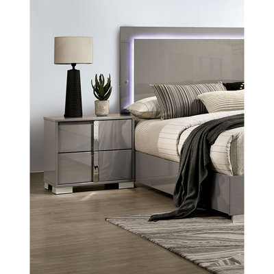 Table de chevet taupe de style contemporain, 2 tiroirs, pieds, poignées verticales, bois d'ingénierie, finition, décoration de chambre à coucher