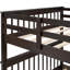 Lit superposé avec escalier avec garde-corps et rangement spacieux dans une chambre à coucher fonctionnelle