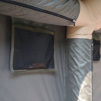 Tentes de camping gonflables de 9,8 pi x 13 pi avec pompe à main, tentes de glamping à air, tente de soufflage imperméable et coupe-vent facile à installer, tente de chalet 4 saisons Oxford avec fenêtre en filet et cheminée. Meilleure ventilation