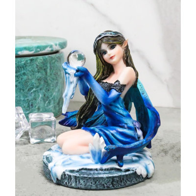 Figurine de petite princesse glacée à genoux avec boule de cristal