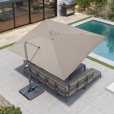Parasol rectangulaire en porte-à-faux beige de 132 po x 108 po avec tissu recyclé résistant à la décoloration et rotation à 360 degrés