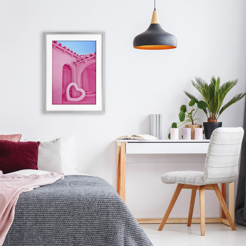 «Pink Pop Heart at Villa», reproduction encadrée sous verre, design par Lish Creative, H 20 po x l 14 po, Cadre de ferme gris