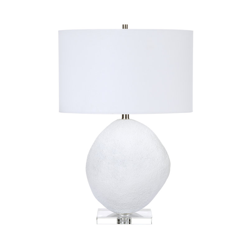 Lampe de table blanche texturée de 68 cm de hauteur avec base en cristal transparent et abat-jour ovale en lin blanc.