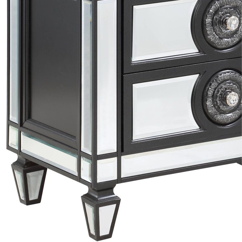2 tables de chevet miroitantes en noir et argent, démontrant une garniture géométrique et une table de chevet proéminentes