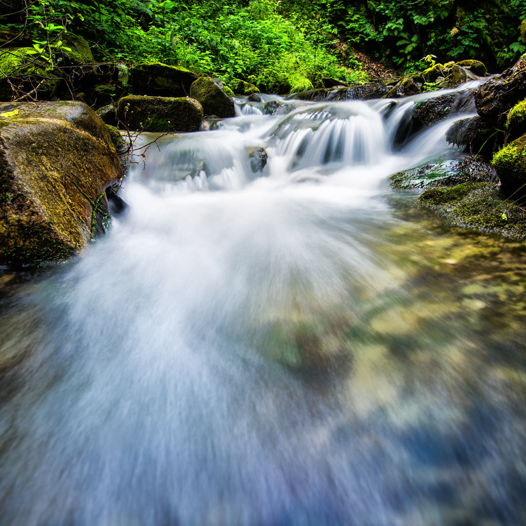 Fließendes Wasser im Fluss von Assalve - Druck