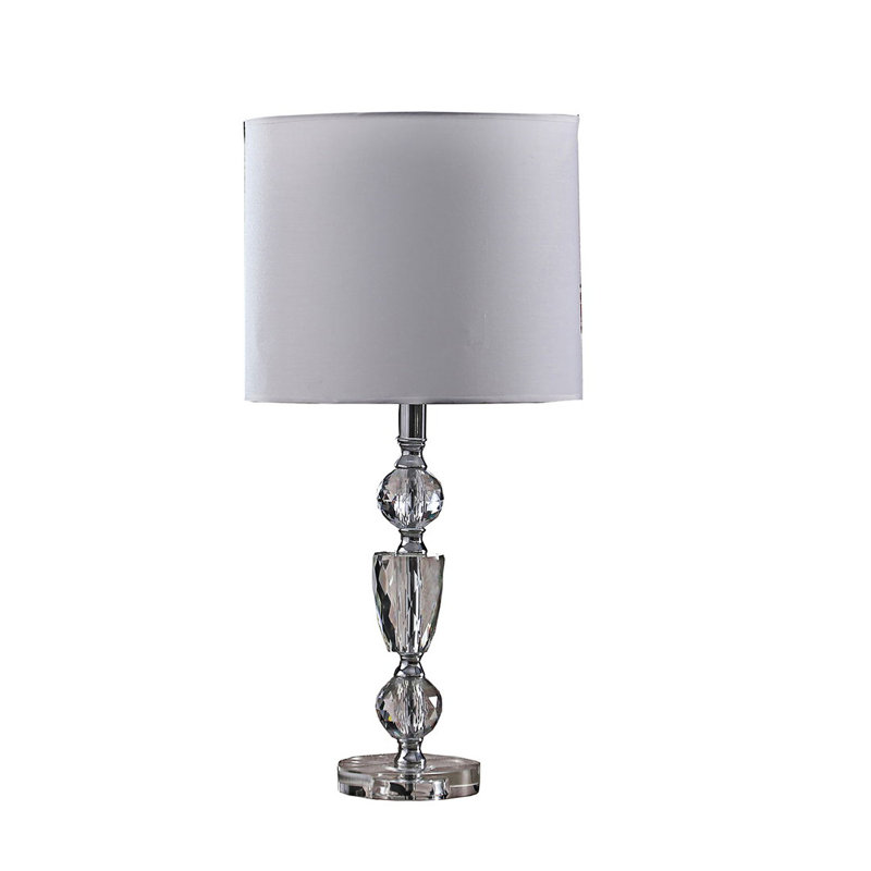 Lampe de table élégante en cristal avec accents chromés et lumière diffuse douce