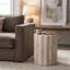 Table d'appoint ronde en travertin crème 18 po Ridge, tabouret colonne à bord ondulé contemporain, petite table de bout pour le vestibule