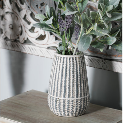 Vase en céramique avec rayures