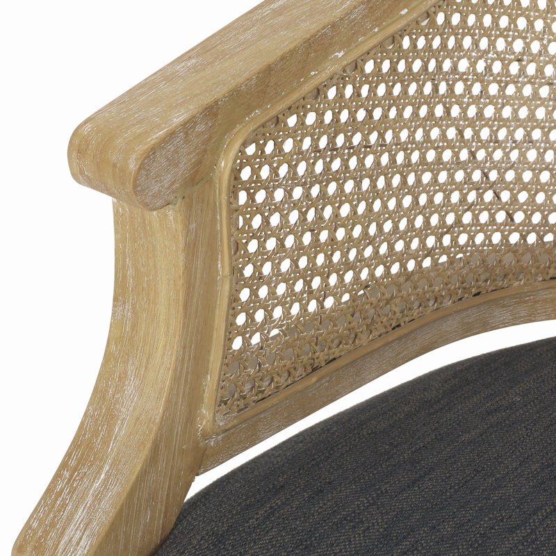 Fauteuil d'appoint rembourré de style campagnard français, avec piètement élégant en cannage et rembourrage généreux.