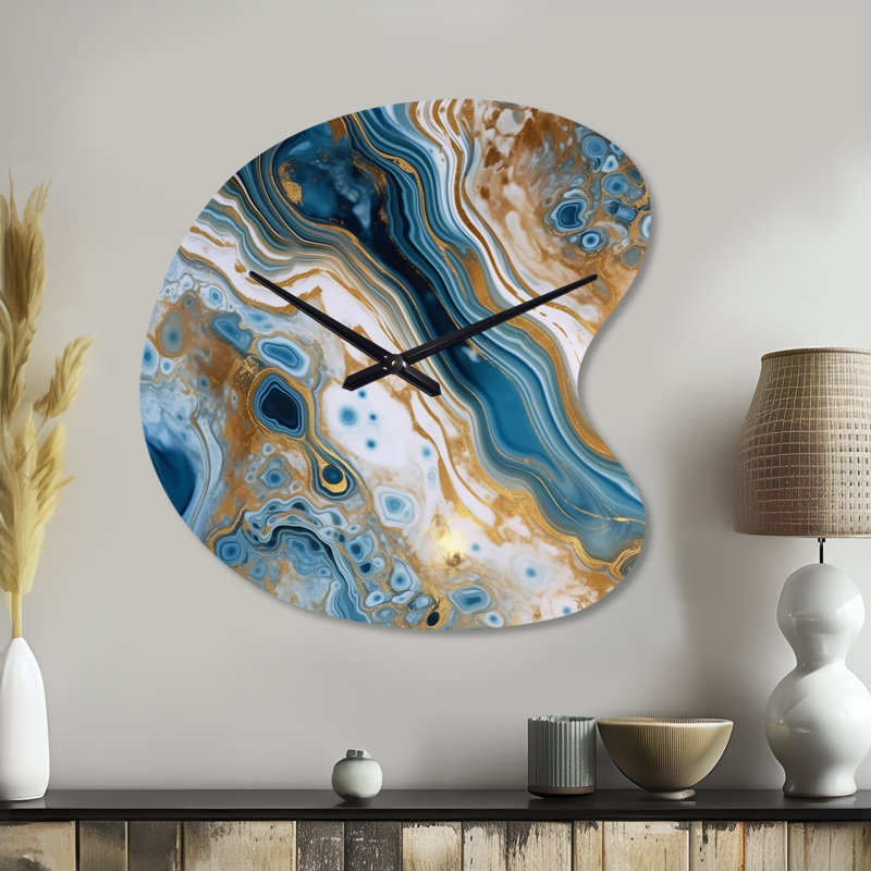 Blue and White Marble Dreams - Horloge murale abstraite de forme unique en métal, impression d'horloge murale moderne de forme libre