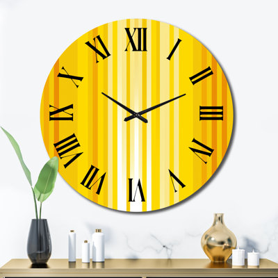 Horloge murale en métal jaune