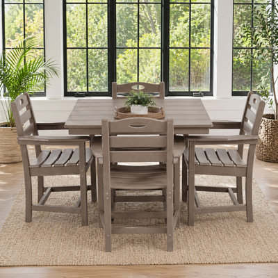 Ensemble de salle à manger d'extérieur en bois patiné 5 pièces avec table carrée, trou pour parasol et 4 fauteuils