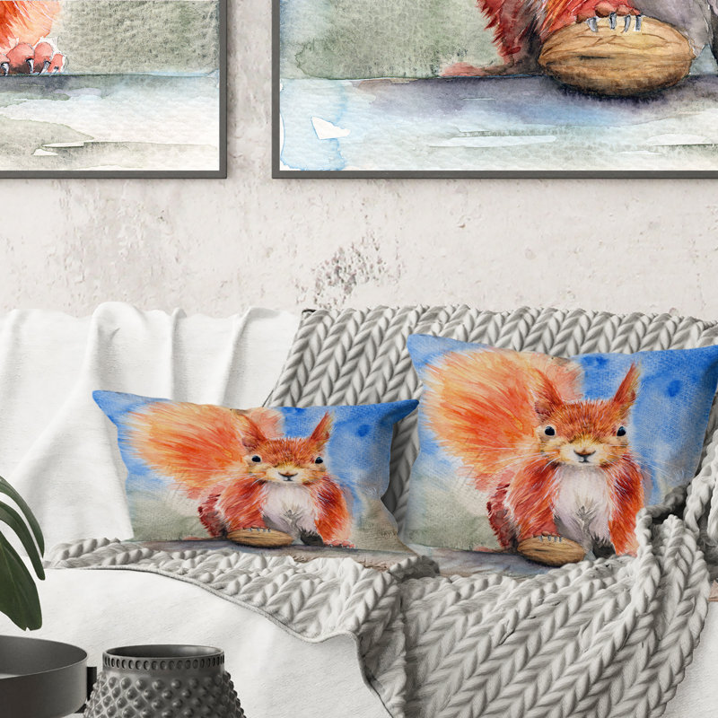 Mignon écureuil moelleux rouge sur fond bleu - coussin décoratif traditionnel, 16 po x 16 po