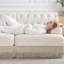 2 beige, jupe à pampille, molleton, combinaison pour un décor de salon doux et chaleureux avec style, base en bois