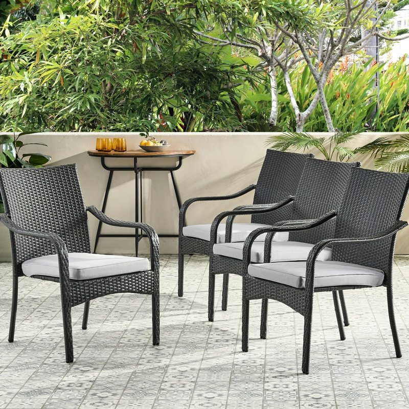 De 4 chaises empilables en PE gris, structure en fer et coussins d'eau pour un patio extérieur de style confort