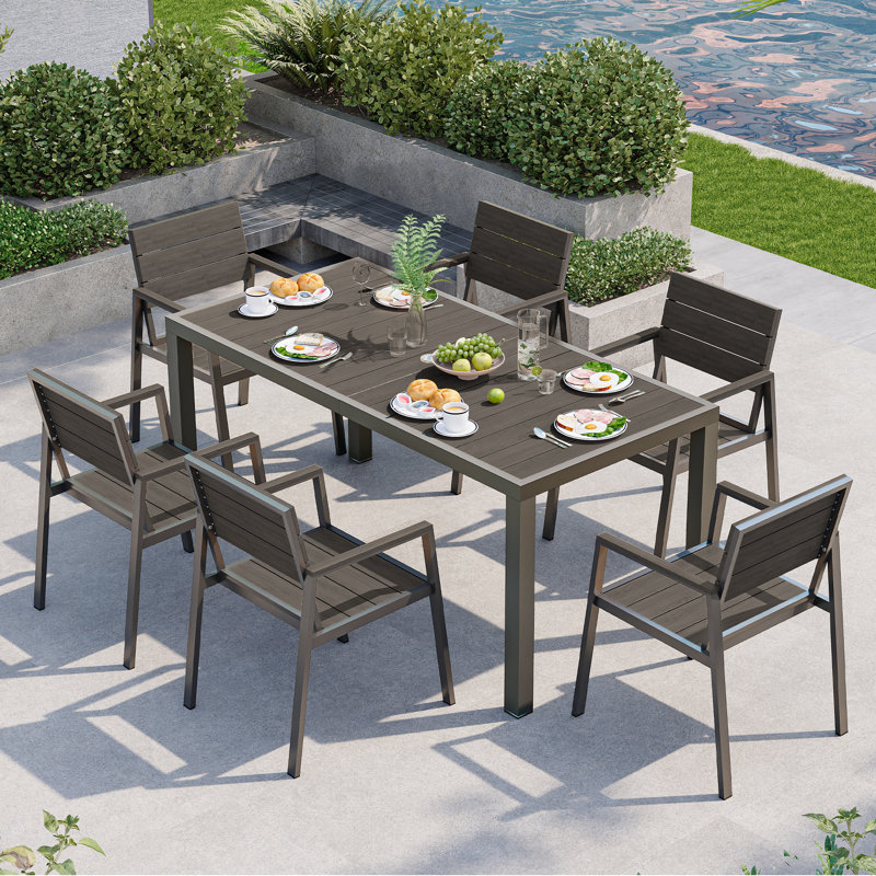 Table de jardin rectangulaire de 170 cm (67 po) avec structure en aluminium, plateau en polystyrène expansé imitation bois et trou pour parasol de 4 cm (1,6 po).